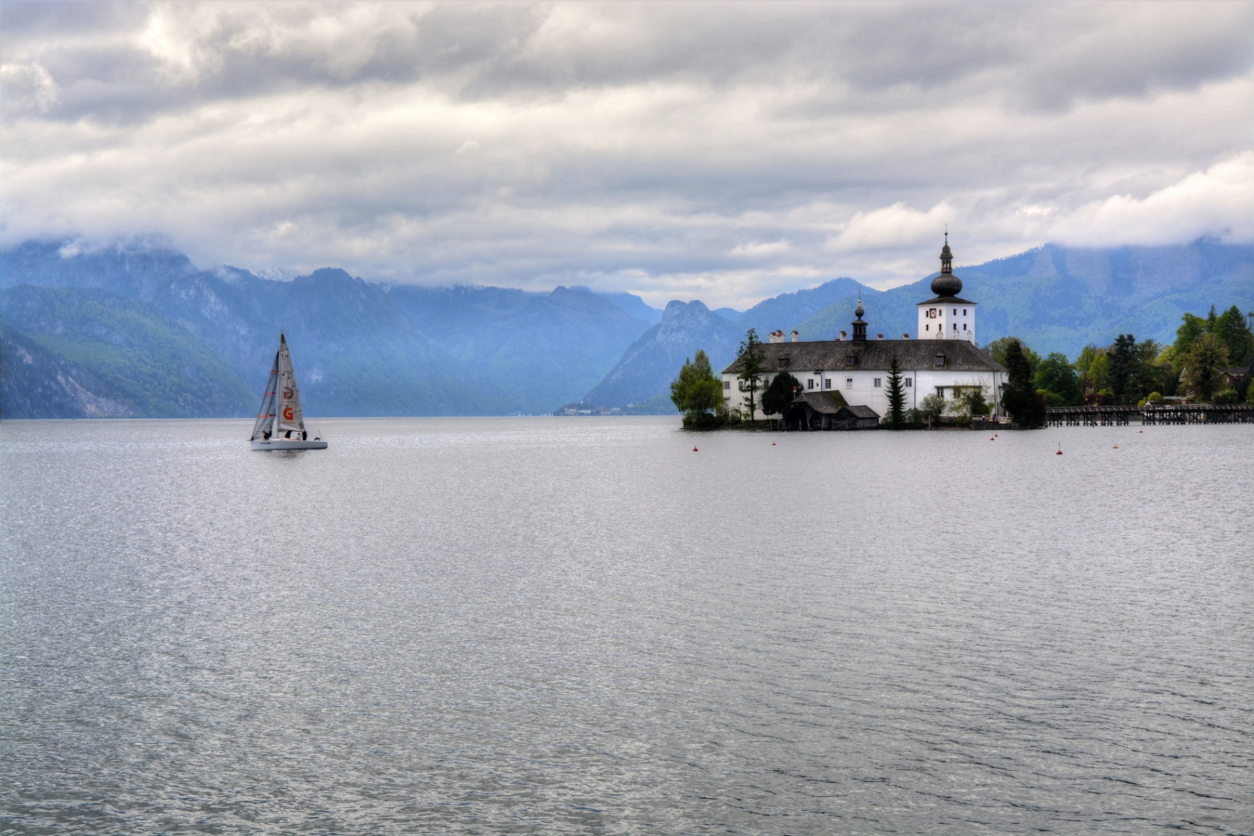 Vodní zámek Ort v Gmundenu na jezeře Traunsee