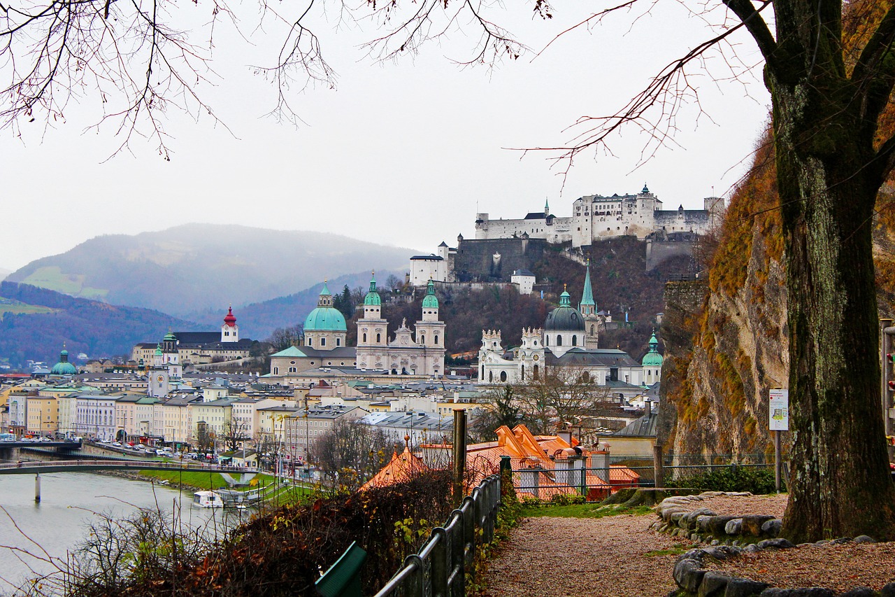 Salzburg z břehu řeky Salzach