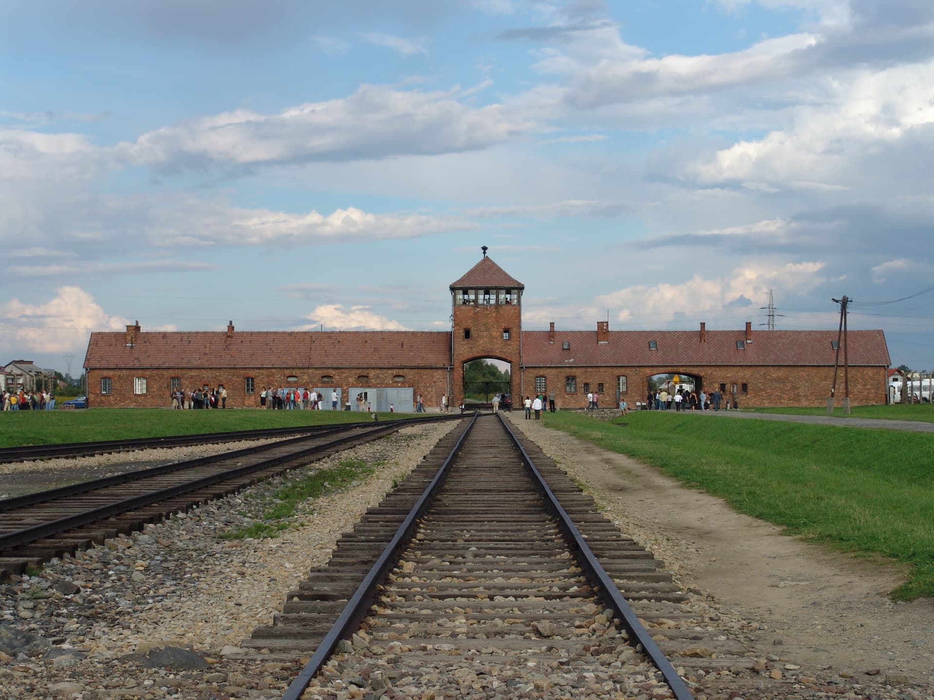 Torre de entrada y vías en Auschwitz II-Birkenau