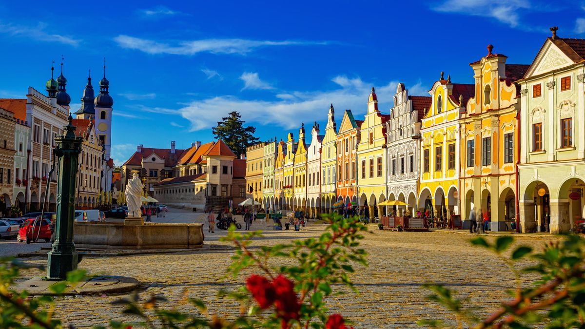 Barevné renesanční domy s podloubím na náměstí Zachariáše z Hradce v Telči