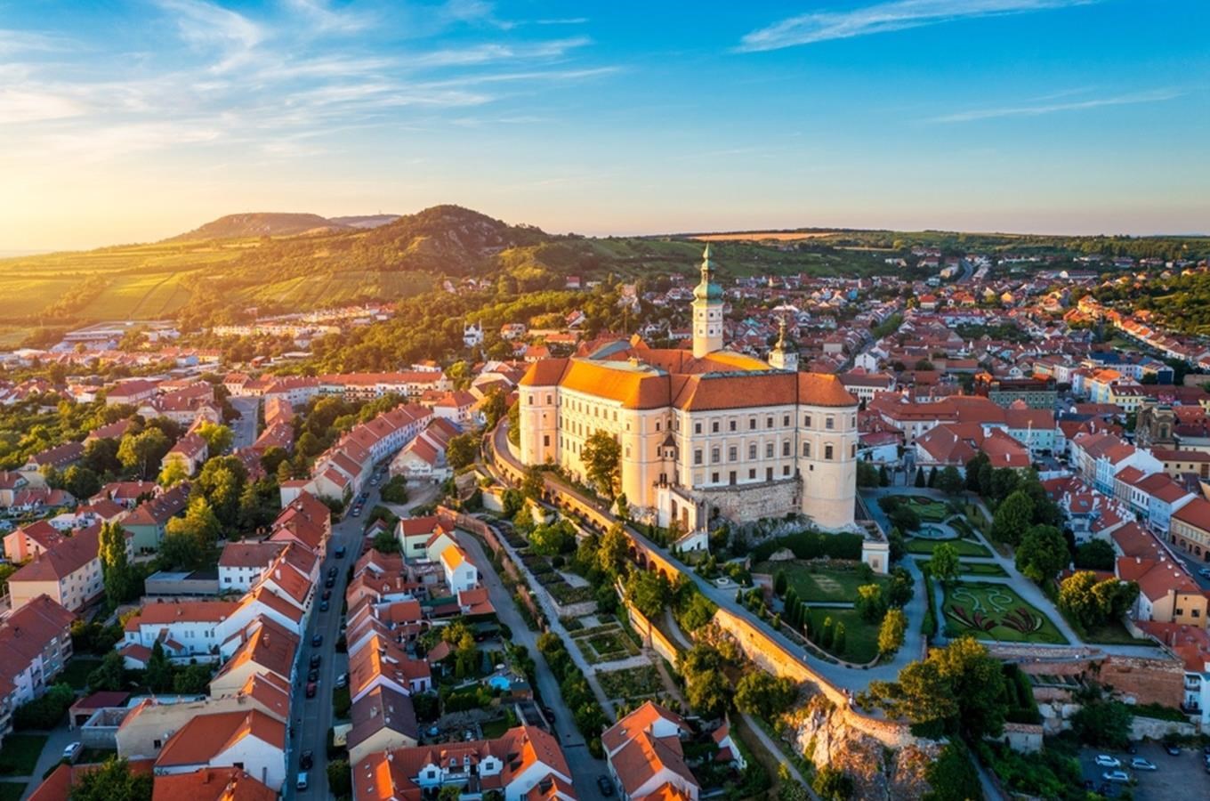 Mikulov z ptačí perspektivy s pálavskými kopci