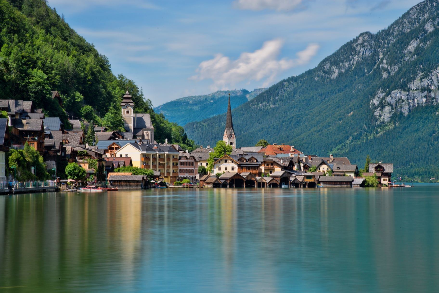 Hallstatt v létě u tyrkysového jezera