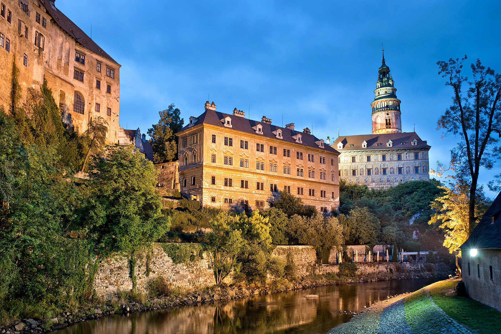 Zámecký areál Českého Krumlova nad řekou Vltavou