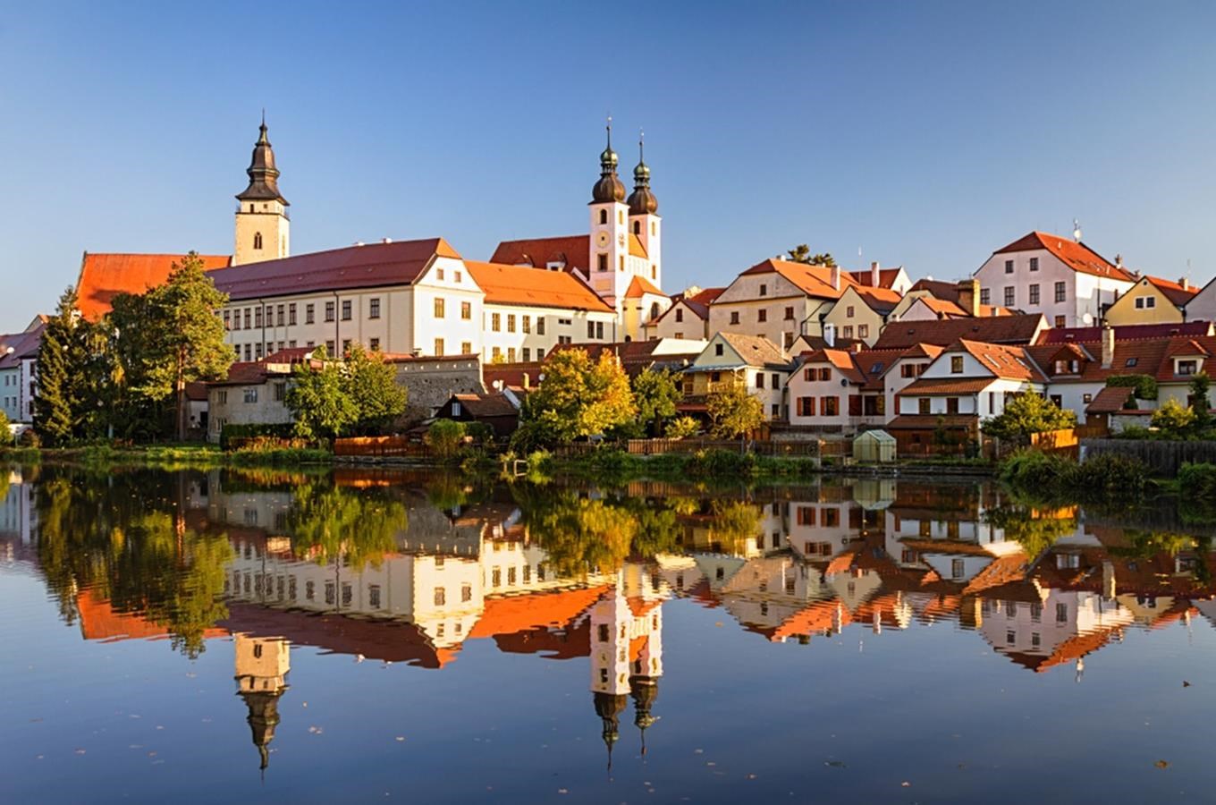 Historická Telč a její odraz v rybníku