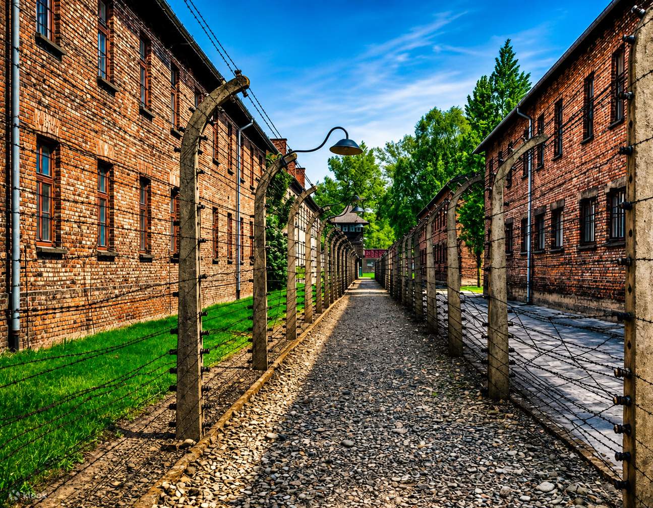 Bloques de ladrillo y alambrada en Auschwitz I